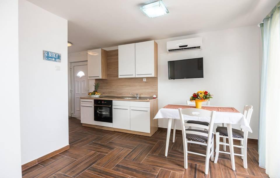 Apartment Dora *