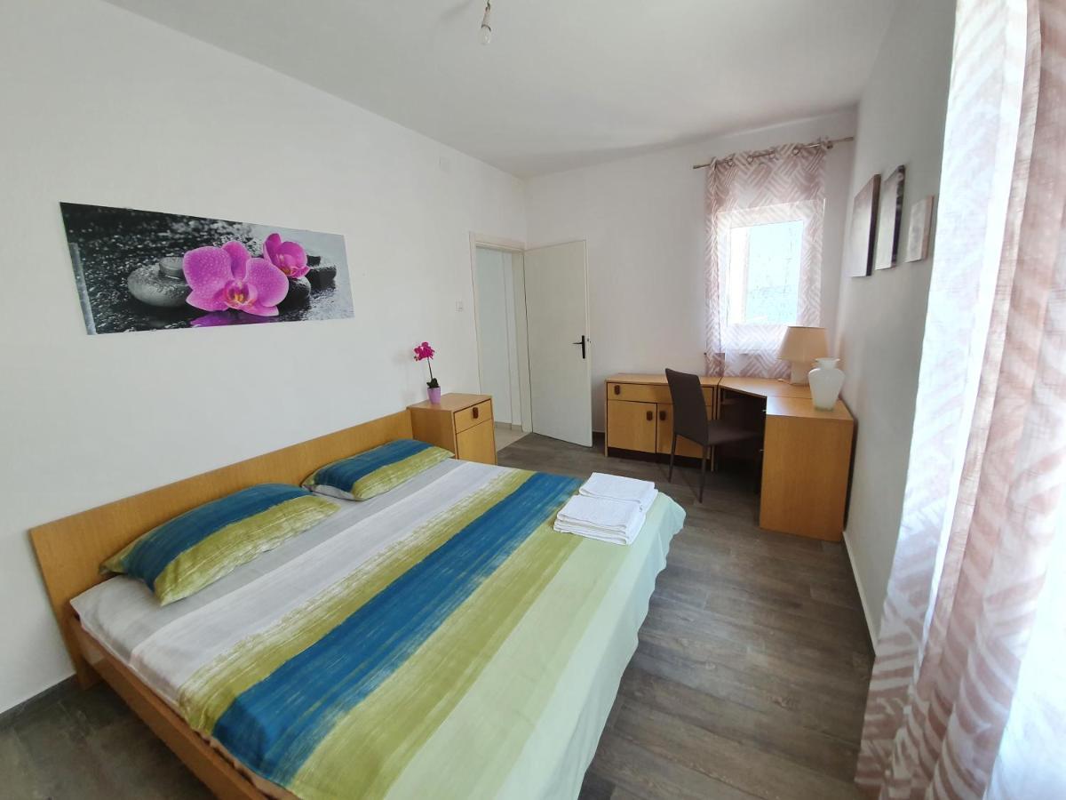 Apartment Dora *