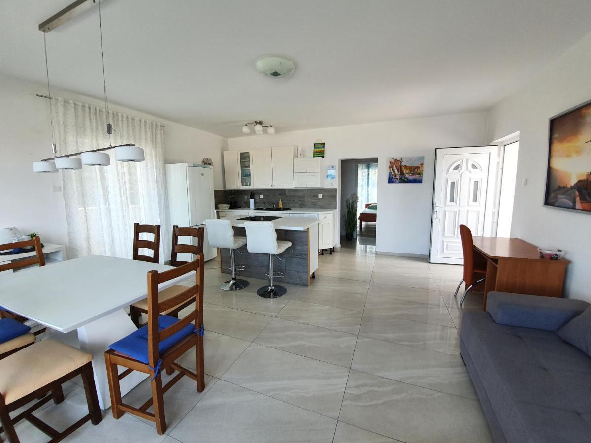 Dora Apartment Vantacici