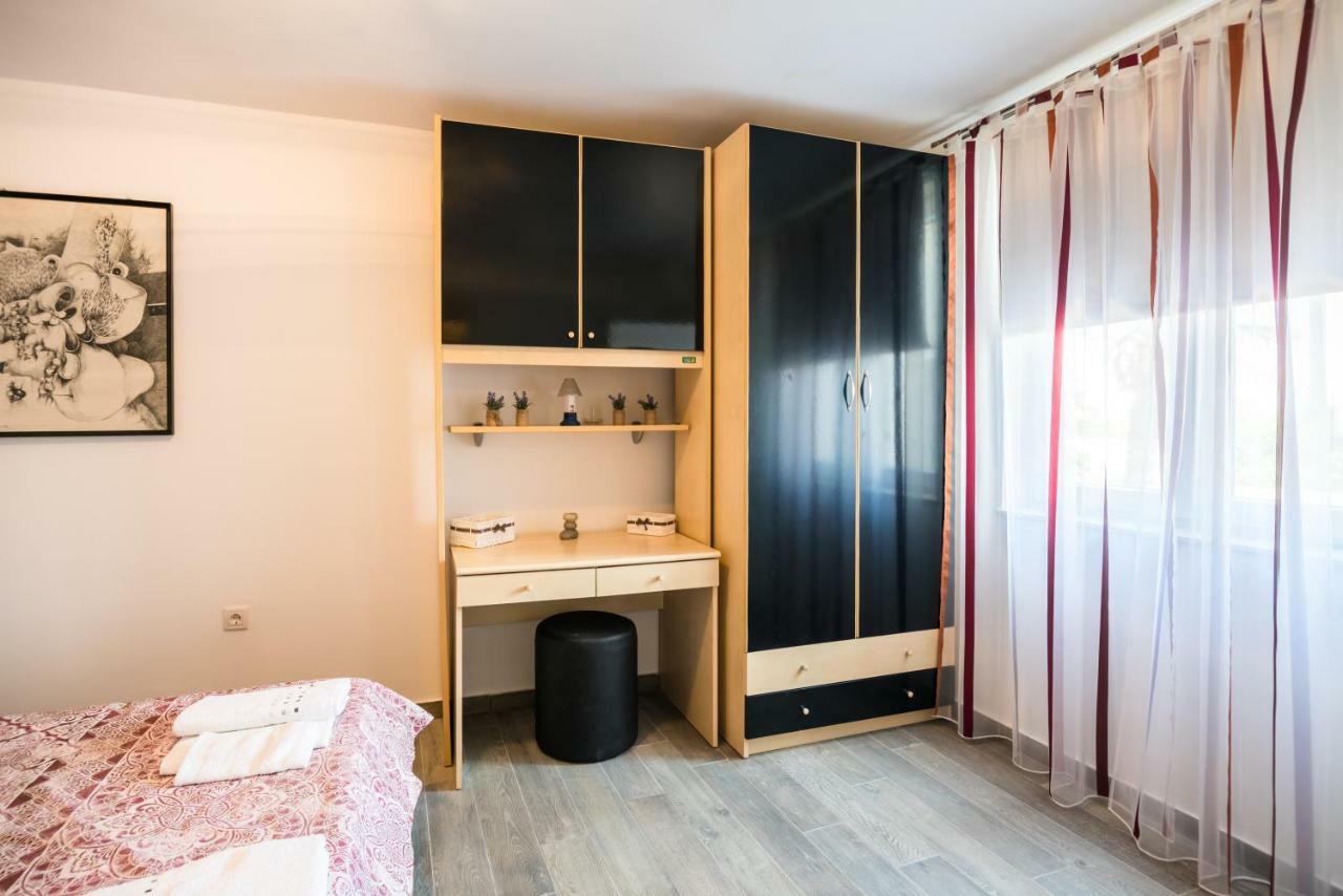 Apartment Dora *