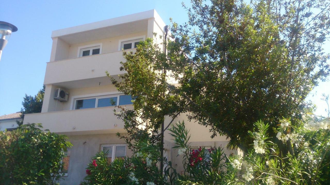 Dora Apartment Vantacici